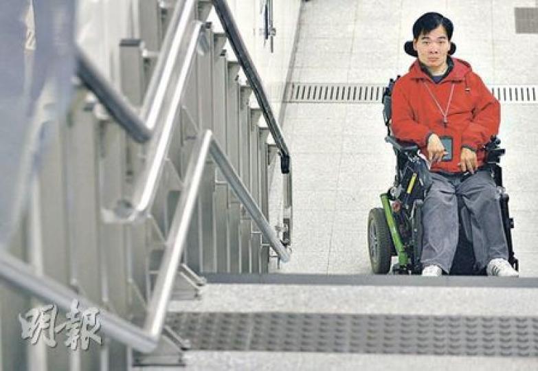 路向四肢傷殘人士協會副主席羅偉祥，兩個月前使用荔枝角站樓梯機時，機器運行期間故障令他卡在半空，等了個半小時才獲救。他期望全線港鐵站興建垂直升降機，方便殘疾人士上落。（林振東攝）