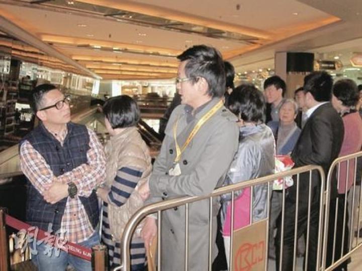 長實繼續發售大圍「盛薈」，消息指昨沽出約15個單位，是銷情最佳的一手新盤。位處紅磡國際都會商場的售樓處，下午持續有準買家等候進場。（林可為攝）盛薈睇樓客莫先生：現時租樓居住，計劃買樓作自住用途。對於本港息口有機會趨升，他自言的確有些擔心。（林可為攝）這位來自深圳的女士，在盛薈售樓處外說對她本人而言，香港樓價仍屬可接受水平，有機會購入盛薈單位作投資用途，但就略嫌單位面積不夠大。她續稱，樓市不會長升長有，所以亦有點擔心香港樓價會出現下跌的一天。（林可為攝）
