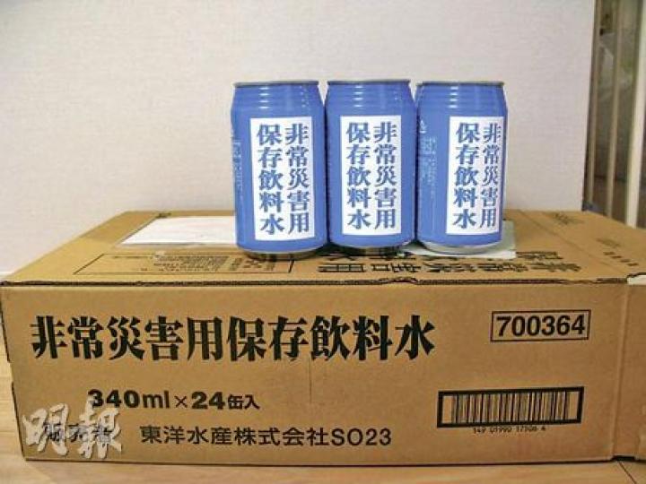 藍色一罐罐是應急飲用水，當在超市、便利店，甚至自動售賣機也買不到飲用水時，它便是救星。（吳淑姬攝）家中沒供水，上廁所便要靠這些膠袋。雖看似不太衛生，但為了不浪費，通常一天才換一次。（吳淑姬攝）