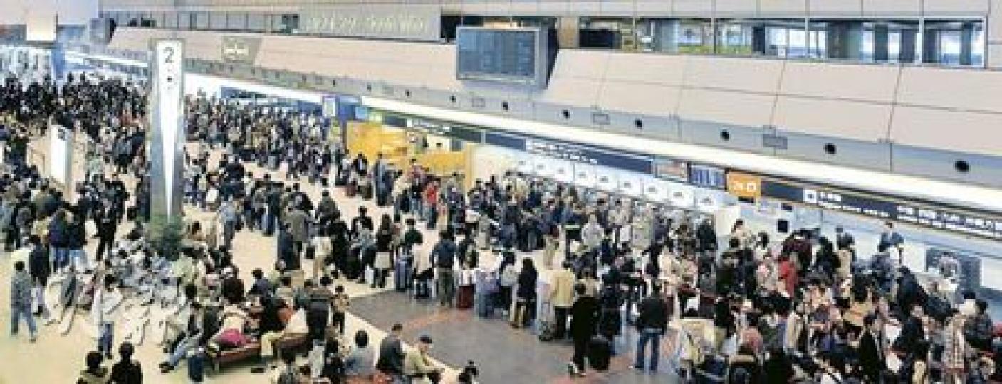 東京羽田機場的航班陸續恢復正常，但仍有大批旅客滯留，離境大堂大排長龍，旅客雖不知要等至何時才能離開，但並無鼓譟，秩序井然。（余俊亮攝）