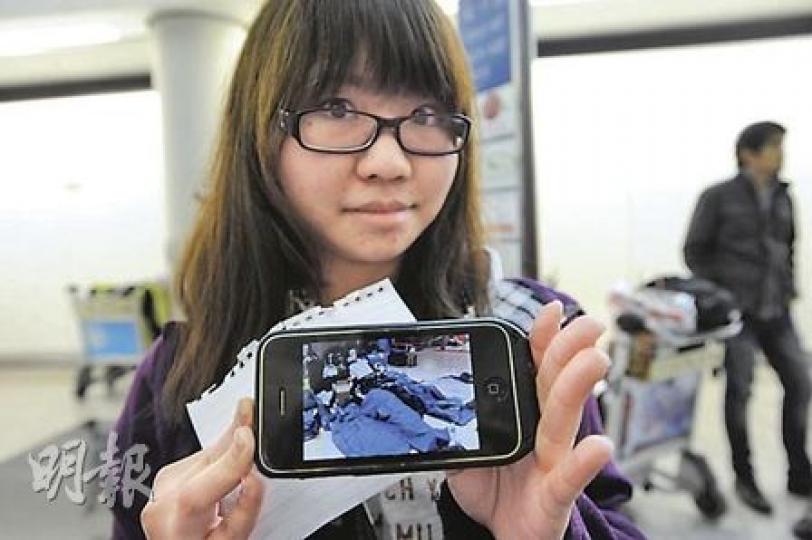 參加美麗華旅遊到日本的游小姐，最後一站是東京，她原定前日返港，詎料遇上人生首次地震，幸好團友都安全。她指當地機場一度關閉，航班延誤至昨日，她以手機展示眾人在機場用睡袋過夜的情况。（尹錦恩攝）張氏一家三口前日參加康泰旅行團出發往東京，但因地震，飛機轉往名古屋，在機場睡了一夜，昨日提早返港。張先生說，曾致電入境處及中國大使館熱線，但都無人接聽。（尹錦恩攝）經羽田機場回港的鍾小姐，之前在北海道及東京旅遊，地震時她剛好在火車上，起初以為是列車正常的顛簸，「之後停車，見其他大廈都搖緊」，其後晚上在酒店度過