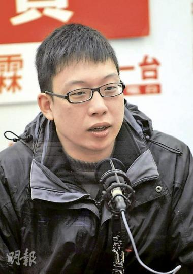 前線醫生聯盟前主席羅智峰說，工會主張「多勞多得」，即按每個夜更候召計算特別津貼，並指這有利醫管局挽留醫生人手。圖為羅智峰昨日出席電台節目的情况。（陳淑安攝）