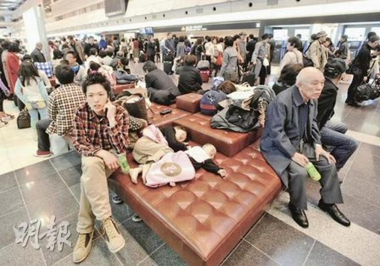 雖然東京羽田機場逐漸恢復正常，但仍有大批旅客滯留。不過雖然旅客不知要等至何時才能離開，但大家並無鼓譟，秩序良好。（余俊亮攝）
