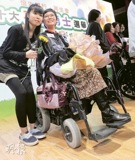 鄧英蘭（左二）20多年前一次交通意外，失去左手左腳，經歷重重難關，冒着流產風險誕下一女，一手一腳把她撫養成人。女兒（左一）今已年屆18歲長大成人。（劉焌陶攝）（明報製圖）