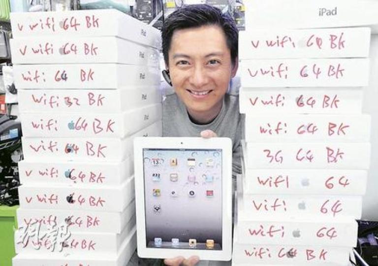 首批iPad 2水貨昨晨抵港香港，雖然價錢較美國官方定價貴近倍，但仍然暢銷，先達水貨店檔主劉志剛（圖）入貨五六十部，至昨晚已近售清。（尹錦恩攝）