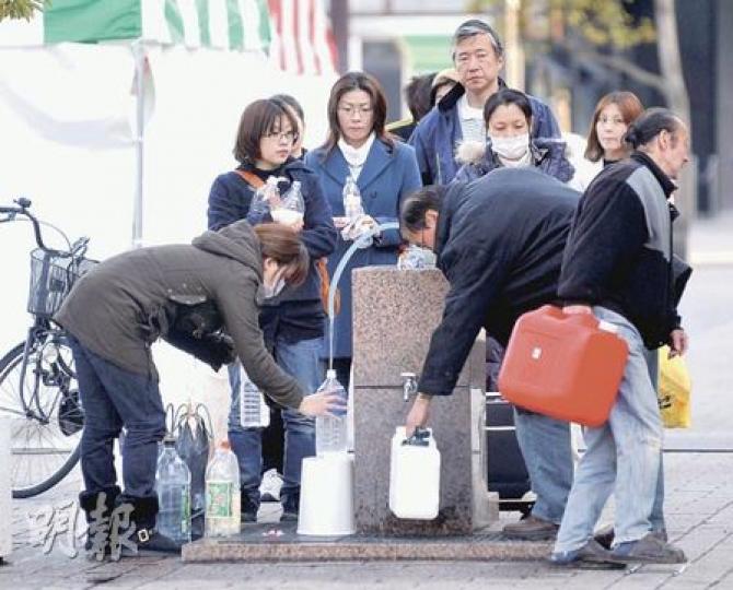 經歷大地震的仙台市，供水甚不穩定，居民要走到街上用街喉盛水。（余俊亮攝）居於仙台市荒浜區的細谷先生，昨日特意到海邊已毁爛的家尋找失物，但失望而回，因其家已被大海吞沒， 沒了影蹤。（余俊亮攝）