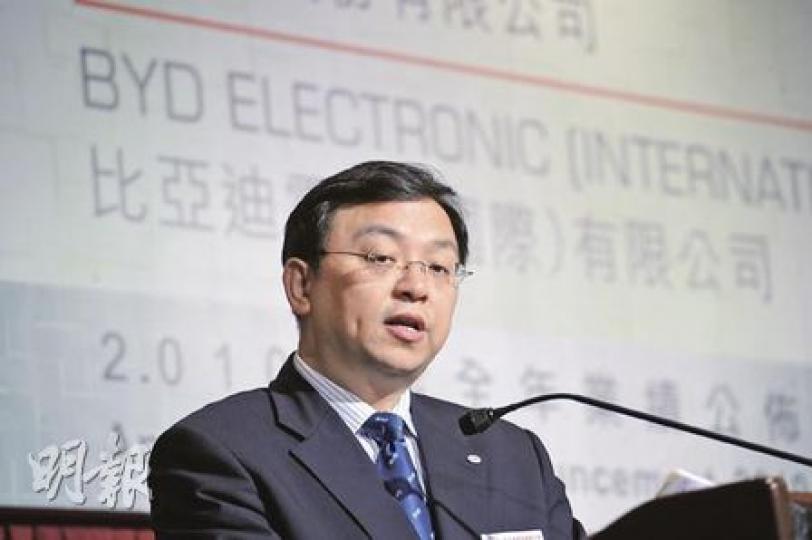 面對內地先後撤消汽車購置稅優惠及實施買車「搖號令」，王傳福料比亞迪今年汽車銷售增長將與市場同步，大約在10%至15%之間。（尹錦恩攝）