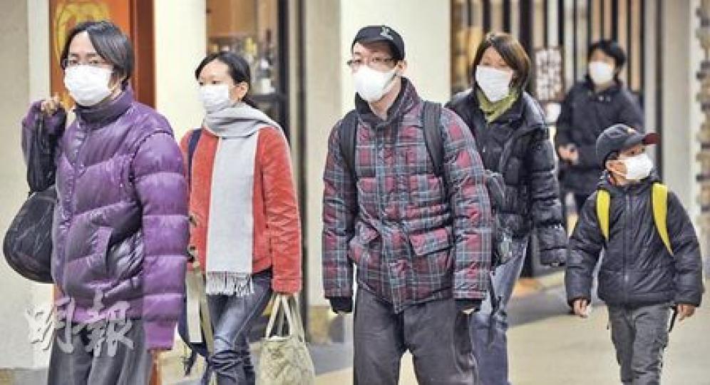 街上戴上口罩的人明顯比前兩天多，可能大家都怕核輻射，但真的有用嗎？但藥房並未見搶購口罩的人潮。（余俊亮攝）