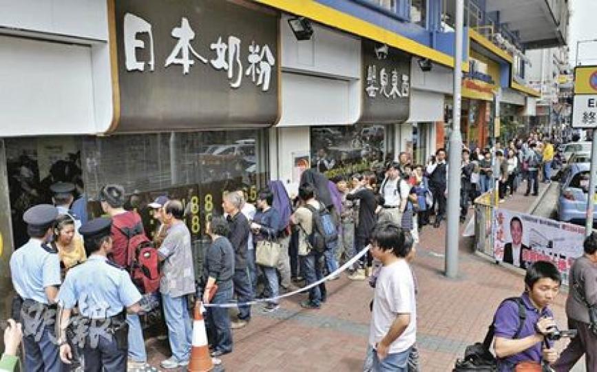 核泄漏事件令本港家長擔心日本入口奶粉受影響，太子一間日本嬰兒用品店，昨早出現搶購日本奶粉的人龍。該店舖取消日常提供的九折優惠，但並無加價，最高峰時有逾300人在門外排隊。（林錫禮攝）李小姐與她的姐妹從粉嶺坐車到太子，為各人幼兒購入兩箱16罐奶粉。（林錫禮攝）