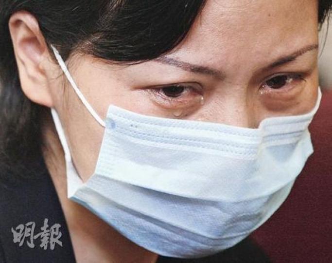 含淚哭訴易小玲在馬尼拉人質事件中被槍傷至下顎全毁，她昨日哭訴保險公司拒絕賠償，「是否要死才賠畀我﹖」（林振東攝）