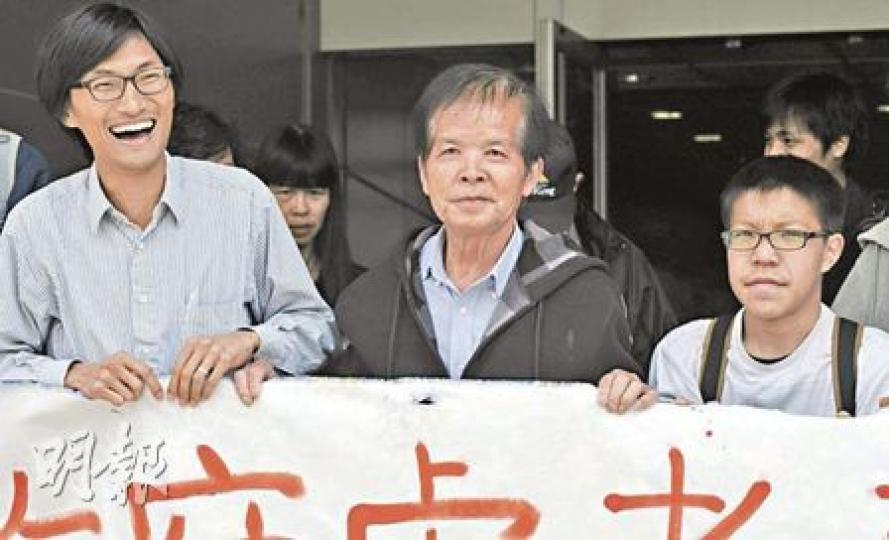 菜園村民「波叔」陳錦清（中）被控襲擊港鐵保安員昨提堂，關注組成員朱凱迪（左）等人陪同他出庭。（葉漢華攝）