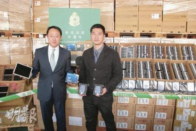 海關在內河船上的一個貨櫃內，檢獲總值3200多萬元的電子貨物。海關特遣隊第一組指揮官陳子達（左）表示，利用內河船走私的手法並不常見。圖右為海關特遣隊高級督察呂少輝。（雲錦鋒攝）