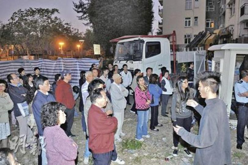 大批美孚新邨居民反對地盤興建新樓，昨凌晨大貨車運送建築物料到地盤期間，居民阻止貨車駛入地盤，事件擾攘逾兩小時。（蔡方山攝）