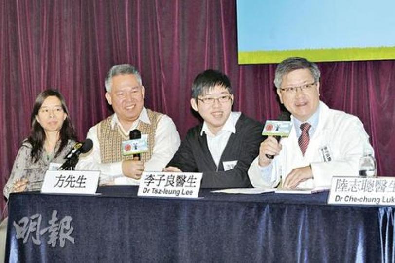李子良醫生（右一）指初次與方效文（右二）會診時，其髖骨關節已受永久破壞，但他接受新藥治療後，外表與常人無異，昨日在父母陪同下出席記者會。（陳淑安攝）港大李嘉誠醫學院兒童及青少年科學系系主任劉宇隆表示，外國有一名94歲老婦，8歲時確診患上幼年特發性關節炎，60歲前一直沒有接受治療，其手掌及手腕骨被嚴重磨損，導致手指軟骨組織塌陷，手指陷入手掌中，嚴重變形。（陳淑安攝）
