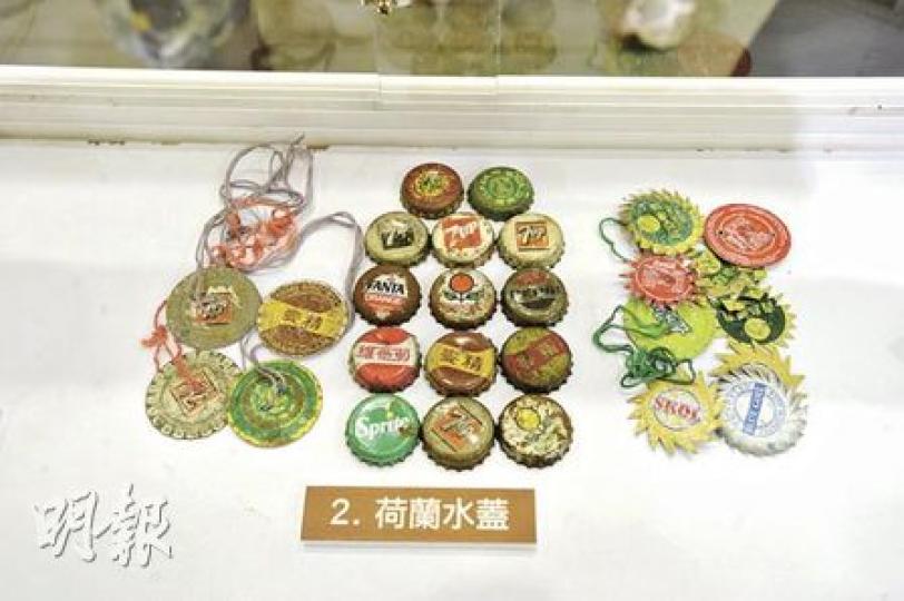 昔日物資不豐盛，孩子們多廢物利用，將樽裝汽水蓋壓平，再加工成不同款式的「荷蘭水蓋」飛鏢（圖），便成一件玩具。（尹錦恩攝）