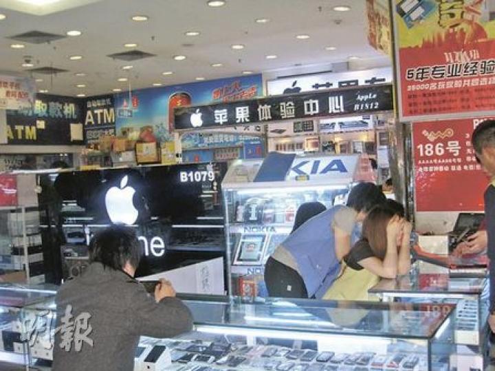 在中關村鼎好大廈地下一層，70%的蘋果產品銷售商有賣iPad 2水貨。（劉洪慶攝）
