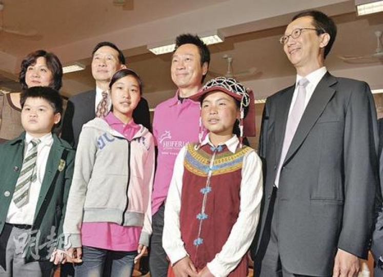 前財爺阿松（右1）、匯豐亞太區行政總裁王冬勝（後排左2），不及黎耀祥（後排右2）咁得小朋友歡心。（劉焌陶攝）