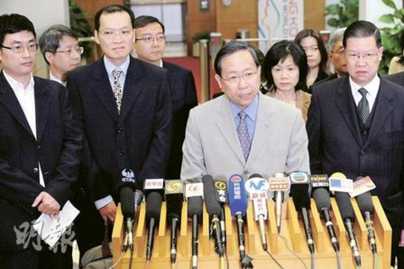 政府昨召開特別會議，副保安局長黎棟國（前右二）宣布提升對日本茨城、宮城和岩手的旅遊警示至黑色。能源諮詢委員會主席梁廣灝（右一）相信核輻射不會對港有影響。（尹錦恩攝）（明報製圖）