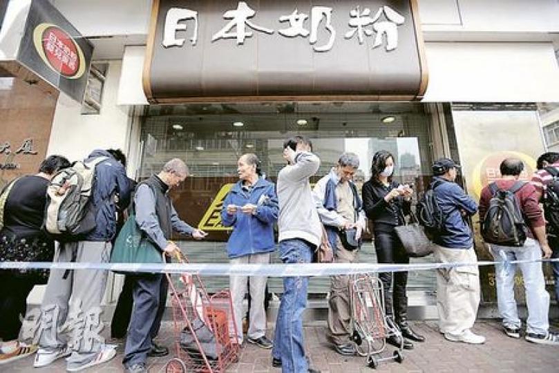 本地家長擔心今後輸港的日本奶粉將受輻射影響，昨日逾200人在太子一間日本奶粉專門店門外排隊，希望搶購最後一批「無問題」奶粉。（何家達攝）