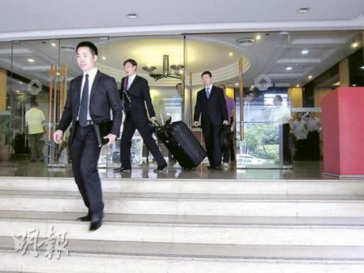 由於5名菲國法證人員缺席，死因研訊昨日未能透過視像傳輸向他們取證，香港警方代表唯有收拾器材，準備明日再拍攝門多薩胞弟的證供。（陳志偉攝）