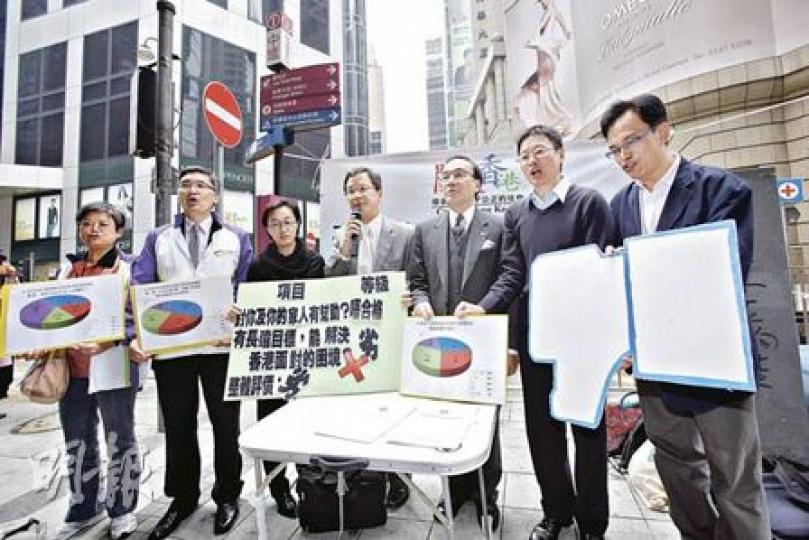 公民黨上周民調顯示，財政預算案加碼無助挽回民意，仍有高達一半市民感不滿。右二起為黨主席陳家洛、黨魁梁家傑、郭家麒。（陳智良攝）