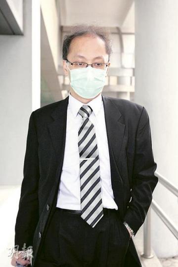 廉署總調查主任曹永年（圖）及兩名調查主任陳啟鴻和歐劍鋒，涉於「窩輪天王」造市案中，教唆污點證人作假口供，被控妨害司法公正及公職行為失當罪。3名被告，昨上庭時神情輕鬆，等候保釋時亦有互相傾談。（郭慶輝攝）