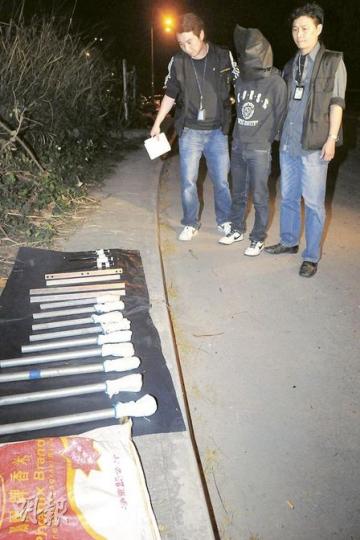 反黑組探員在藍地拘捕一名疑犯及搜出大批武器。（蔡方山攝）