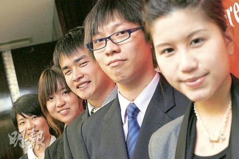 香港日本文化協會昨向陳瑜（左起）、洗毅怡、歐尚昀、姚囿全、章少茵5名港生頒發100萬日圓獎學金，資助他們赴日留學。除姚囿全外，其餘4人將在明日起至本月底陸續前往日本東京、大阪等地升學，擔心地震會令學校延遲開學。（林振東攝）