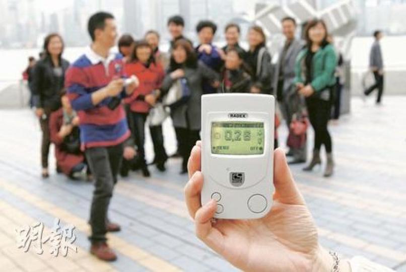 本報記者昨日利用綠色和平提供的輻射探測儀,在尖沙嘴星光大道遊客眾多地方探測,發現人多的地方輻射量會較高,度數為0.26微希(0.00026毫希)/小時,仍屬正常水平。(林振東攝)輻射有多種射線來源,葉柏青表示,不同射線可用不同儀器探測,圖中為X光探測儀器。(林振東攝)這台GM探測器主要用作分析液體和固體的輻射量,並會發出警告提示音。(林振東攝) 本報記者昨日利用綠色和平提供的輻射探測儀,在尖沙嘴星光大道遊客眾多地方探測,發現人多的地方輻射量會較高,度數為0.26微希(0.00026毫希)/小時,仍屬正常水平。(林振東攝)輻射有多種射線來源,葉柏青表示,不同射線可用不同儀器探測,圖中為X光探測儀器。(林振東攝)這台GM探測器主要用作分析液體和固體的輻射量,並會發出警告提示音。(林振東攝)