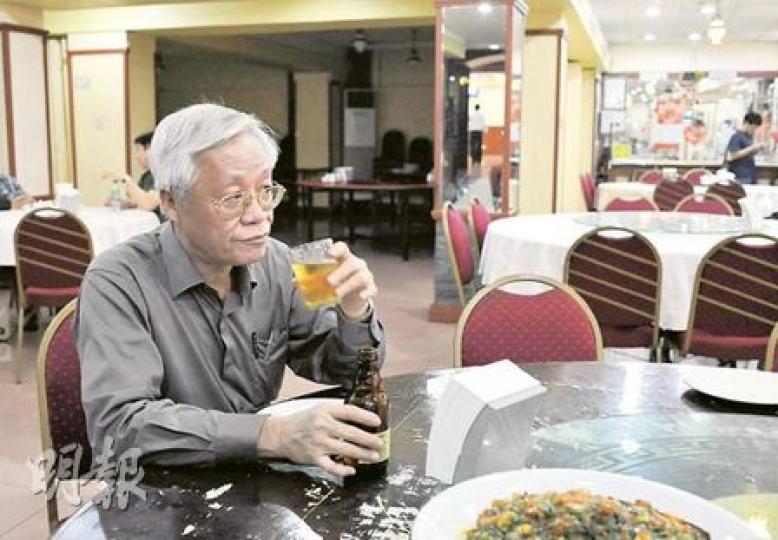 自馬尼拉人質慘劇令特區政府發出黑色外遊警示後,本港的菲律賓團已在當地消失,原來專接待中港遊客的食肆和導遊大受影響,圖中馬尼拉華鄉海鮮酒樓老闆李國元,慨嘆酒樓生意額大減三成,期望死因聆訊順利完成後香港能取消菲律賓的黑色外遊警示。(葉漢華攝) 自馬尼拉人質慘劇令特區政府發出黑色外遊警示後,本港的菲律賓團已在當地消失,原來專接待中港遊客的食肆和導遊大受影響,圖中馬尼拉華鄉海鮮酒樓老闆李國元,慨嘆酒樓生意額大減三成,期望死因聆訊順利完成後香港能取消菲律賓的黑色外遊警示。(葉漢華攝)