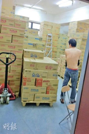 本報曾在本月3日到晉科中心的水貨集散基地「放蛇」,發現中心不少貨倉均存有數以百箱的日本奶粉(圖)。近日有家長無法在市面「搶貨」,索性直接到中心內向水貨客購買,每罐價錢較市面貴80元。(明報記者攝) 本報曾在本月3日到晉科中心的水貨集散基地「放蛇」,發現中心不少貨倉均存有數以百箱的日本奶粉(圖)。近日有家長無法在市面「搶貨」,索性直接到中心內向水貨客購買,每罐價錢較市面貴80元。(明報記者攝)
