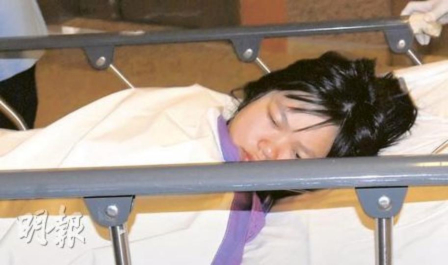 在粉嶺鶴藪騎單車衝落斜坡翻跌受傷的中學女生(圖),送院時一臉茫然,短暫失憶。(鍾炳然攝)(明報製圖) 在粉嶺鶴藪騎單車衝落斜坡翻跌受傷的中學女生(圖),送院時一臉茫然,短暫失憶。(鍾炳然攝)(明報製圖)
