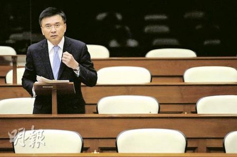 立法會昨審議臨時撥款，財經事務及庫務局長陳家強神情肅穆，他對上周臨時撥款遭否決，感到不幸及痛心。（何家達攝）十多名工聯會成員昨日在立法會門外示威，要求議員通過臨時撥款，避免政府公共開支停頓，令長者未能領取生果金。（何家達攝）上周三有十多名建制派議員到北京出席兩會，令臨時撥款在泛民棄權和不投票下，史無前例遭否決。但昨日會議廳所見，大部分建制派都有出席會議，為政府通過臨時撥款護航。（何家達攝）
