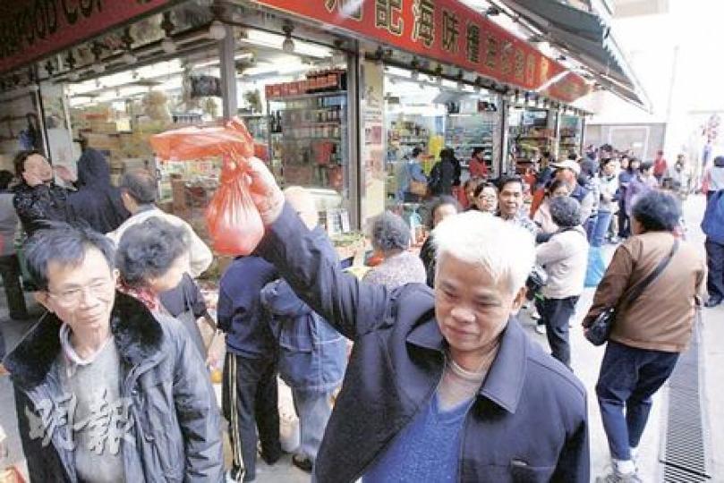 北角的食鹽由原本1.5元加至10元一包，但仍然十分搶手，有阿伯慶幸買得一包。北角渣華道街市的購鹽人龍一度長約百人，伸延向海邊，排隊者主要是長者和外籍傭工，不少人一邊排隊，一邊問﹕「這裏買什麼？」（李紹昌攝）食衛局長周一嶽強調食鹽無助防輻射，食用過量反而影響健康。（李紹昌攝）