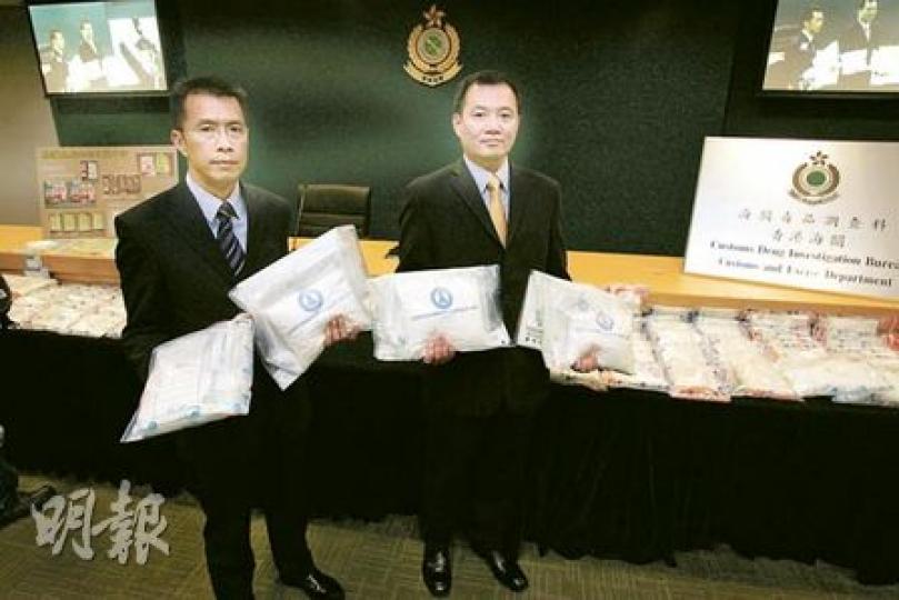 海關毒品調查科監督黃瑞祥（左）及毒品調查科（製造及分銷）指揮官林立仁，展示檢獲的570萬元毒品。（鍾炳然攝）