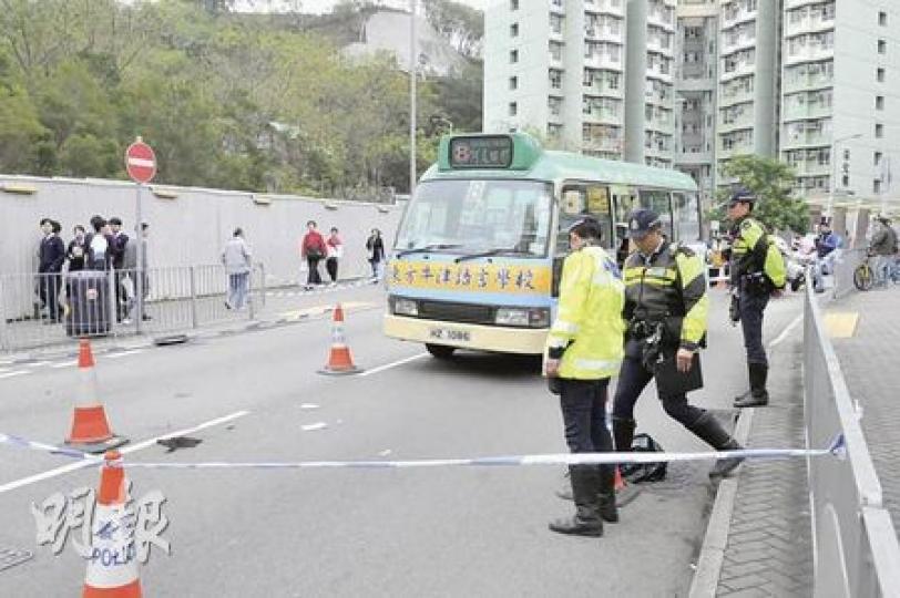 何文田一名女學生昨午懷疑過馬路期間突然走回頭，被駛至專線小巴撞倒，警方封鎖現場調查。（林錫禮攝）中二女生過馬路時被小巴撞及，疑遭車頭噴水器插傷後腦，送院後情况嚴重。（林錫禮攝）女生頭部大量流血，現場留下救護員救治女生時剪下的頭髮及大攤血漬。（林錫禮攝）