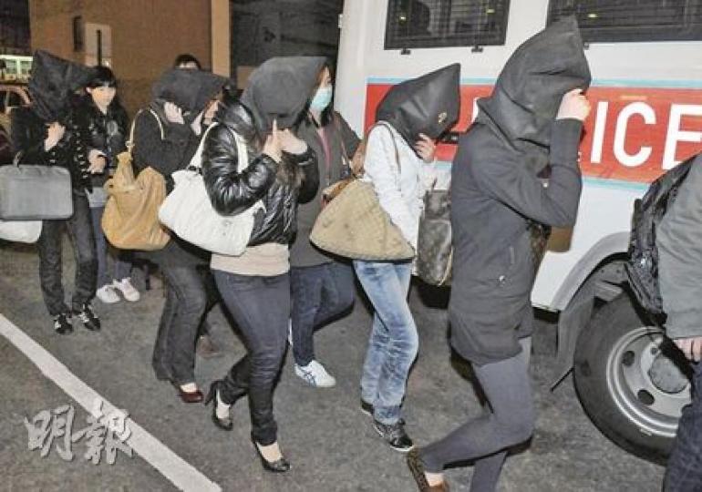 警方在觀塘偉業街一間酒店帶走5名涉嫌賣淫的內地女子。（蔡方山攝）警方在牛頭角彩霞邨拘捕一名懷疑是馬伕的男子，將其黑布蒙頭帶署扣查。（蔡方山攝）
