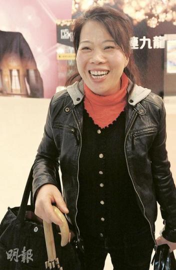 盛薈買家李小姐目前在沙田租樓住，熟悉區內起居環境，由於覺得盛薈開價尚算合理，加上對外交通算方便，昨晚決定以800多萬元購入第5座一個中層單位，打算作自住用途。（尹錦恩攝）日本人辰巳先生（右）與他的韓國太太來港工作已有一段時間，目前在紅磡租樓住，今次以830餘萬元，購買了「盛薈」第5座一個中層1030方呎單位，打算作自住用途，並認為樓盤的對外交通較便利。他們強調，今次入市與日本發生的大地震沒有關係。（尹錦恩攝）