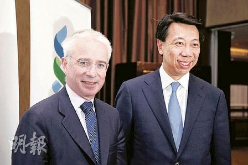 渣打表示繼續擴展亞太區及中東的業務和投資。圖為集團行政總裁冼博德（左）、香港行政總裁洪丕正（右）。（陳智良攝）