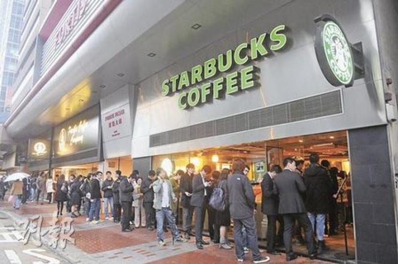 飲咖啡可以幫助日本災民？灣仔告士打道星巴克昨日有不少市民排隊大半句鐘，只為光顧買杯飲料，因該店會將當日下午3時至5時15分收入捐予日本作重建工作。（陳淑安攝）中七學生梁曉晴（左起）及劉佩莎一放學就前來排隊買咖啡做善事，盼能為日本賑災盡一點心意。（余卓善攝）日本人鈴木康太郎在辦公時間和同事到銅鑼灣廣場的星巴克購買飲品，並拍下店外人龍和在日本的朋友分享港人善心。（余卓善攝）
