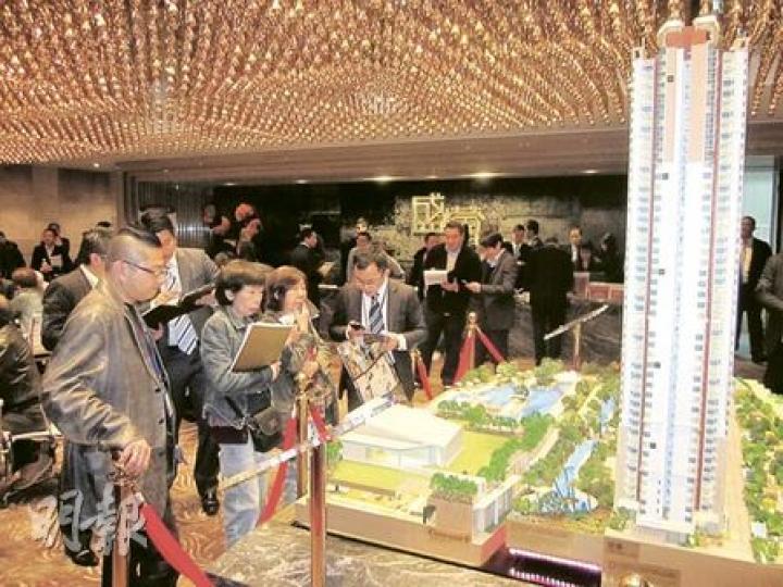 「盛薈」昨再售出30餘個單位，令樓盤兩日售出單位數目增至逾130個。昨天下午，盛薈售樓處現場的人流仍算暢旺。（林可為攝）長實郭子威（右）指出，盛薈日前已公布售價的172個向獅子山單位，將會推遲開售（原定最快昨日可發售）。（林可為攝）
