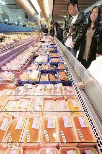 一田百貨的雪櫃內來自日本的食品，部分產品如蟹籽貼上「日本直送」的標貼，但三文魚及包裝壽司則無標明來源地。（何家達攝）