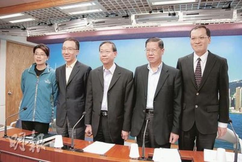 保安局副局長黎棟國說，香港明年的核事故大演習，將參考福島事故，制訂演習大綱。左起為國泰航空公司董事（企業事務）莊偉茵、食物及衛生局副局長梁卓偉、黎棟國、能源諮詢委員會主席梁廣灝及天文台高級科學主任馬偉民。（歐文瀚攝）日本發生世紀大地震，並引發海嘯及核輻射危機，本港有商場近日設置祈福板，讓市民寫上祝福字句。（何家達攝）