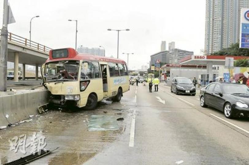 在太子道東與平治房車相撞的公共小巴，車頭損毁嚴重擱在路邊，車上多名乘客受傷（林錫禮攝）