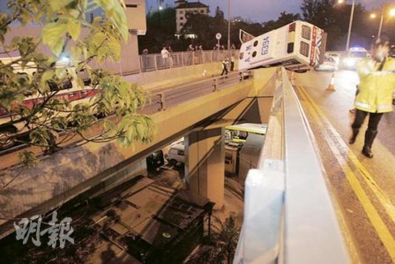 一輛警車在鴨脷洲大橋失事，車身擱在分岔路石壆上，車上3名警員險連人帶車翻墮橋底公園，場面驚險。（鍾炳然攝）
