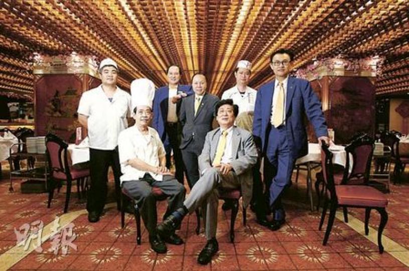 金島酒樓現有70多名員工，當中逾40人已在金島工作逾30年。金島總經理黃鴻騰（前右）和總廚吳木興（前左）直言最捨不得一眾伙計。（林振東攝）金島酒樓開業時着重風水，「八卦」在地磚、牆壁、屏風處處可見。（林振東攝）