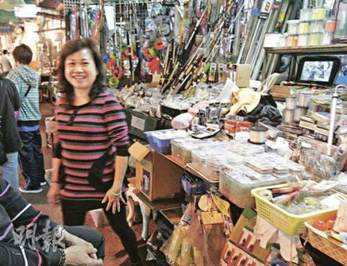 深水埗鴨寮街釣魚用舖東主梁女士稱，昨日5時許突有幾秒暈眩，聽新聞後才回想起可能是地震。（鍾炳然攝）（明報製圖）