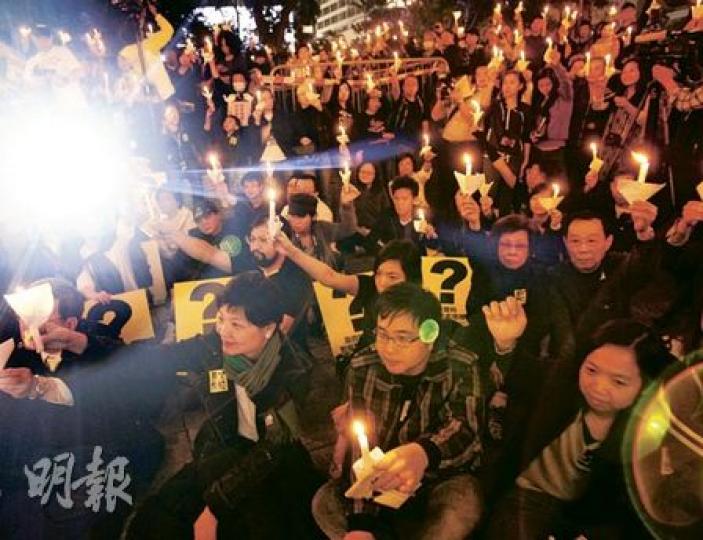 綠色和平舉行「心繫日本地震，反思核電安全」燭光晚會，約500名市民齊集中環皇后像廣場，反對核電發展，同時手持燭光，將溫暖及祝福送予日本地震災民。立法會議員余若薇（前左二）亦有出席。(林振東攝)港人葉先生（右）一家三口出席「反思核電安全」燭光晚會，他認為日本地震引發核危機，正好讓本港市民關注核電安全，藉此亦希望下一代能夠明白核電可能帶來的災害。（林振東攝）
