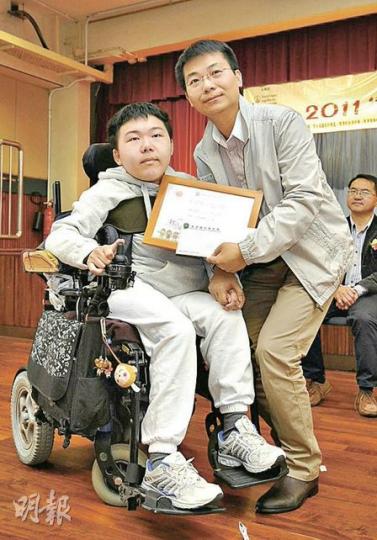 患上肌肉失養症的方文杰（左），把這「不治之症」視為成長一部分。19歲的他思想十分老成，面對日漸衰弱的身體，他說：「想做的事，要在還能做到的時候做。」（葉漢華攝）