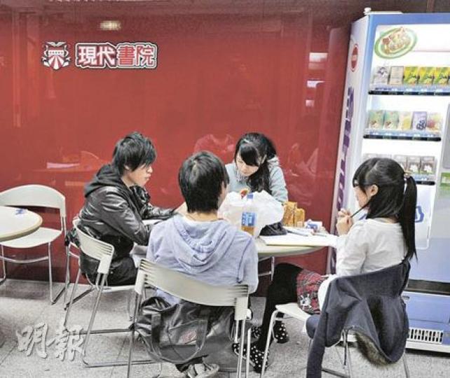 不少於主流學校失意的學生選擇在私校讀新高中，私校現代書院亦有開辦新高中，但有學生認為課程和課外活動體驗不足。現代書院表示明年不再收高中一年級生。（尹錦恩攝）位於元朗的私校學銘書院，面積約1000呎，有兩個課室。本報記者在網上發現該校登廣告出讓，但學校仍在招生。學銘書院拒回應放盤一事。（鄭穎瑩攝）（明報製圖）